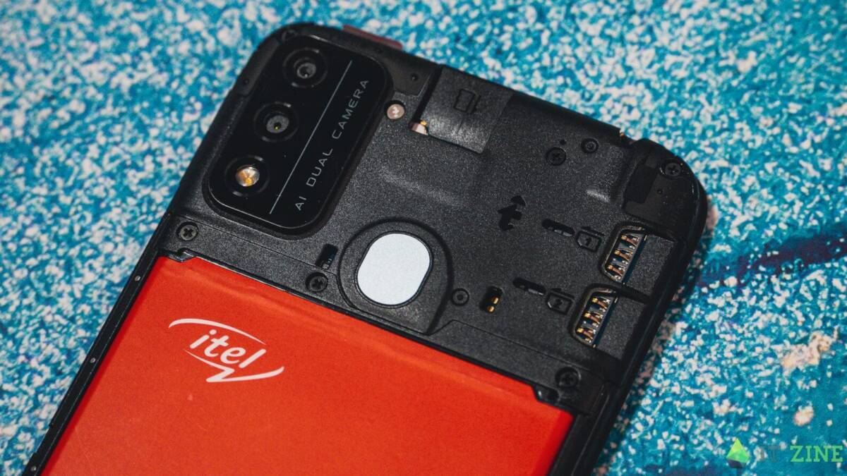 Задняя часть смартфона Itel A48 с камерами и аккумулятором