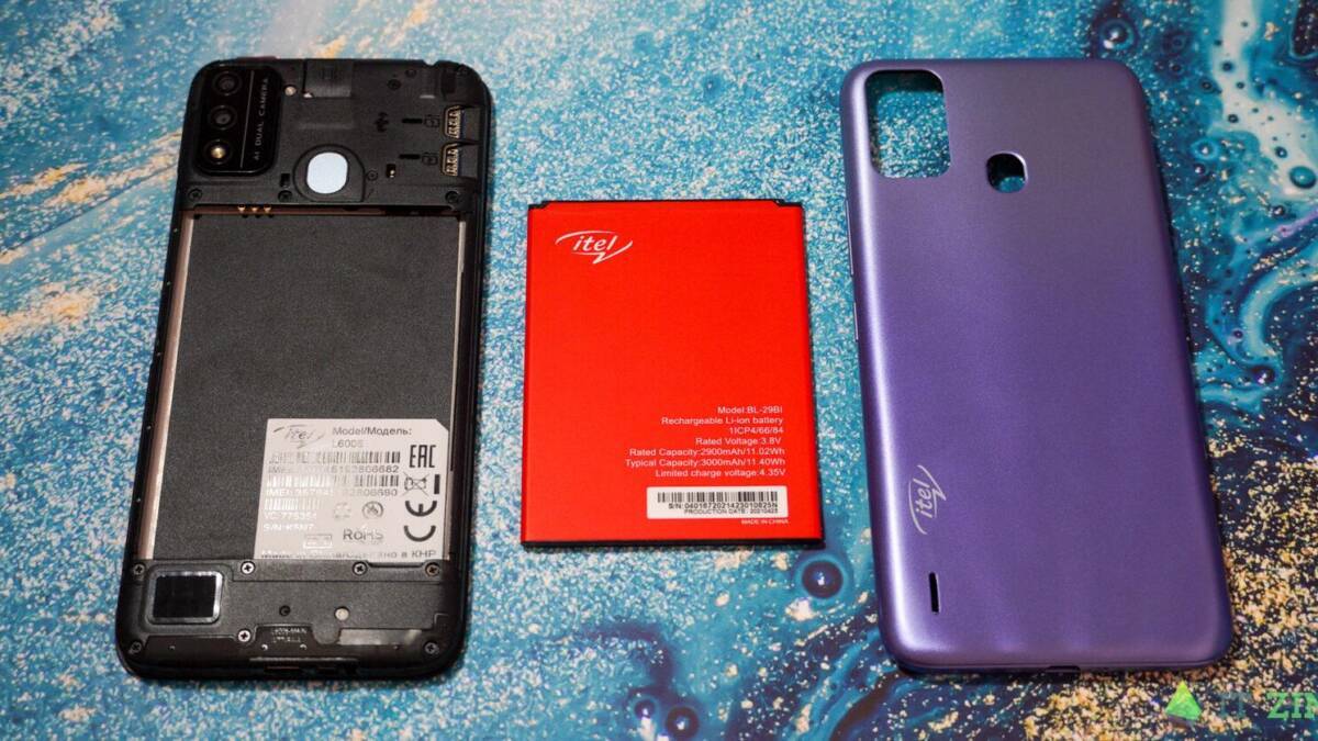 Разобранный смартфон Itel A48 с батареей в центре