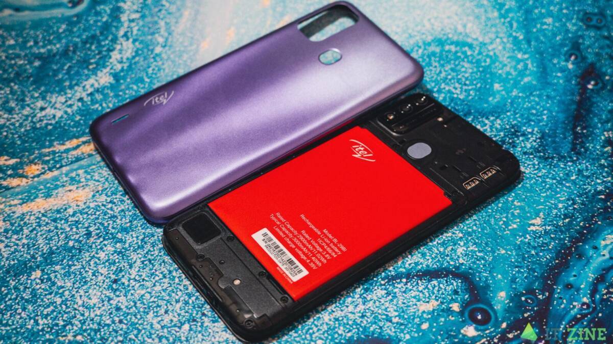 Телефон Itel A48 с разъемом для SIM-карт и аккумулятором