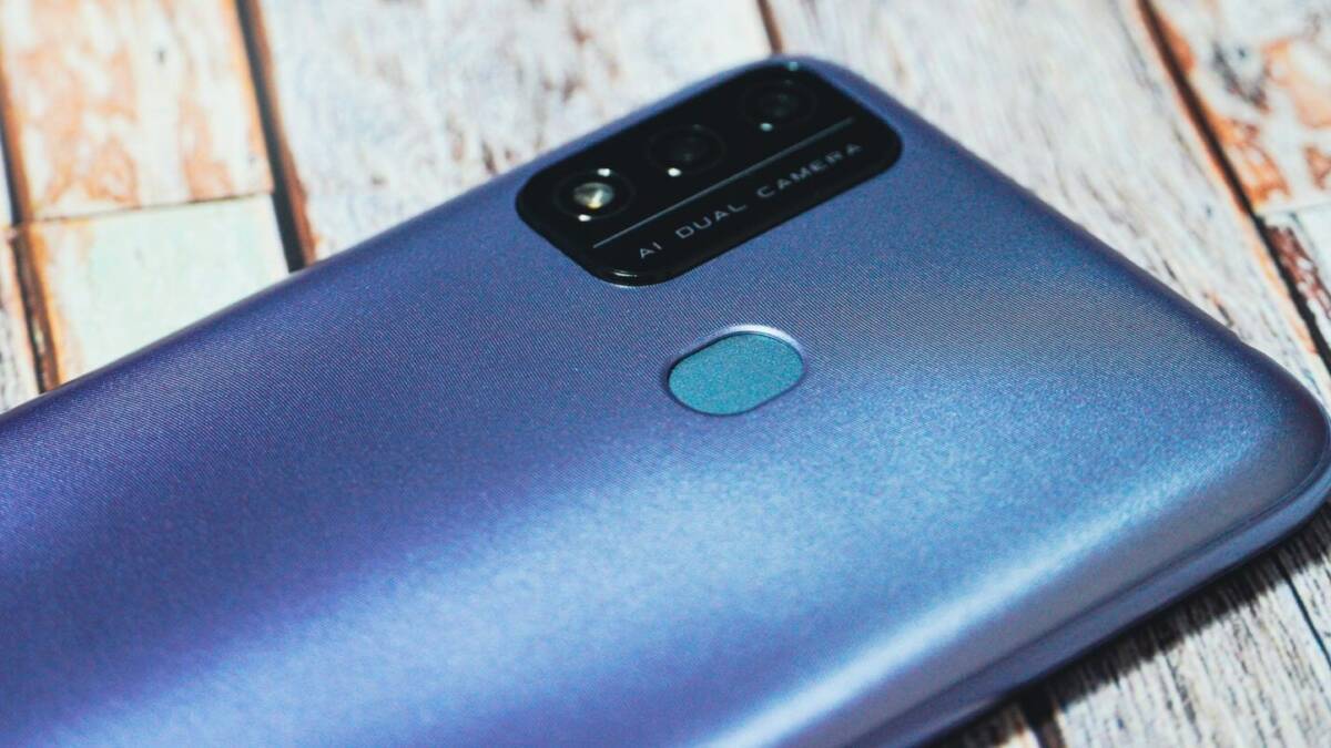 Задняя часть смартфона Itel A48 с камерой и сенсором отпечатков пальцев