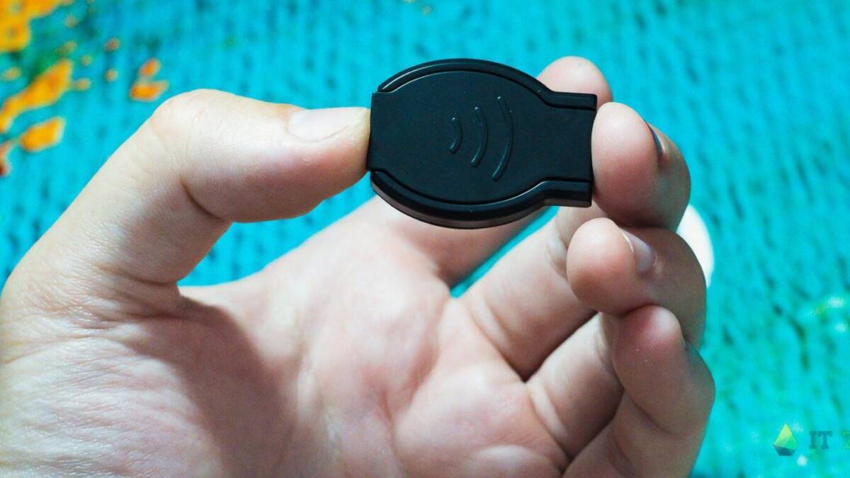 Миниатюрная камера JPL Vision Mini в руке человека