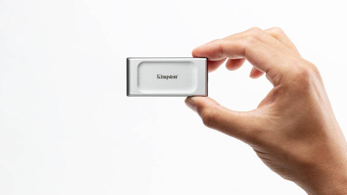 Kingston представила XS2000 — карманный SSD размером с флешку и объемом до 2 ТБ 6 Маленький портативный SSD Kingston XS2000 в руке