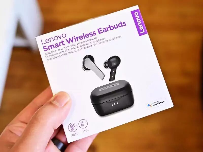 Lenovo выпустила новые беспроводные наушники Smart Wireless Earbuds с автономностью до 25 часов 5 Коробка с наушниками Lenovo Smart Wireless Earbuds изображены сбоку