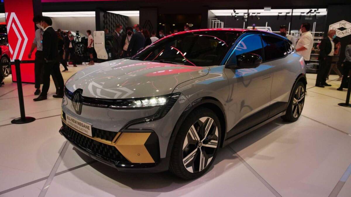 Электрический кроссовер Renault Megane E-TECH Electric на выставке