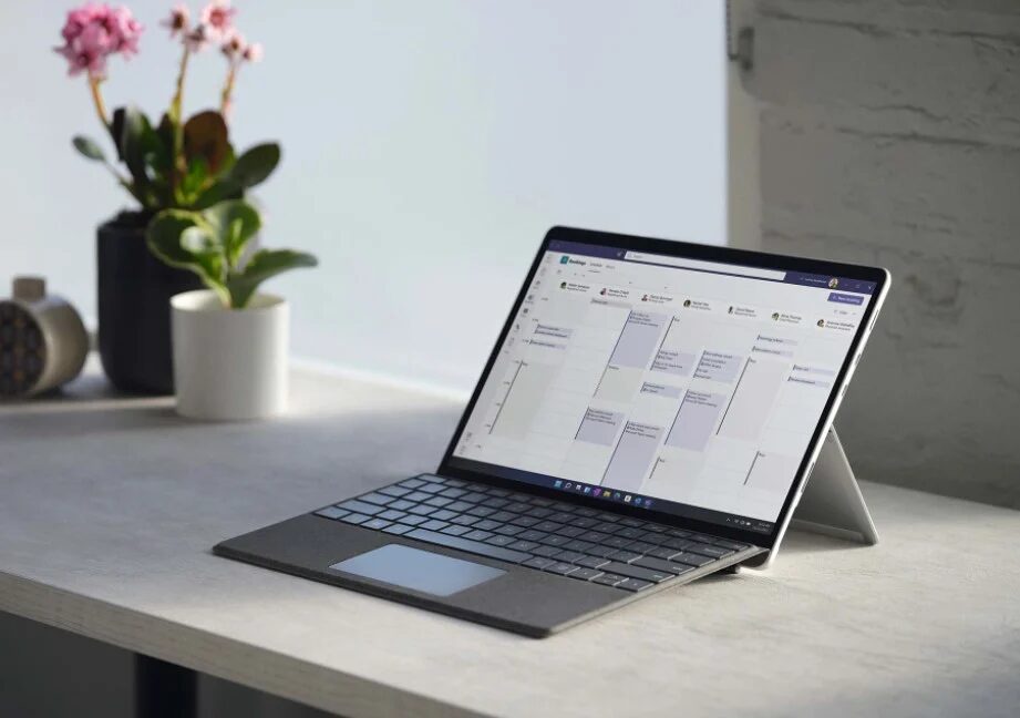 Ноутбук Surface Pro 8 с разложенным дисплеем и клавиатурой