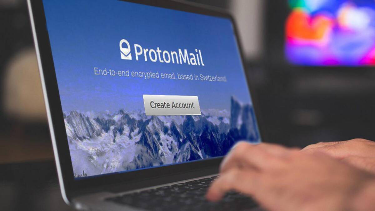 Экран ноутбука с логотипом ProtonMail и кнопкой Создать аккаунт