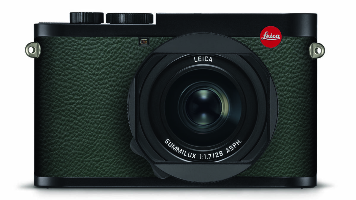 Leica представила "камеру Бонда" — Leica Q2 “007 Edition” 6 Черная цифровая камера Leica Q2 ‘007 Edition’ с зеленым кожаным покрытием и красной логотипом Leica спереди