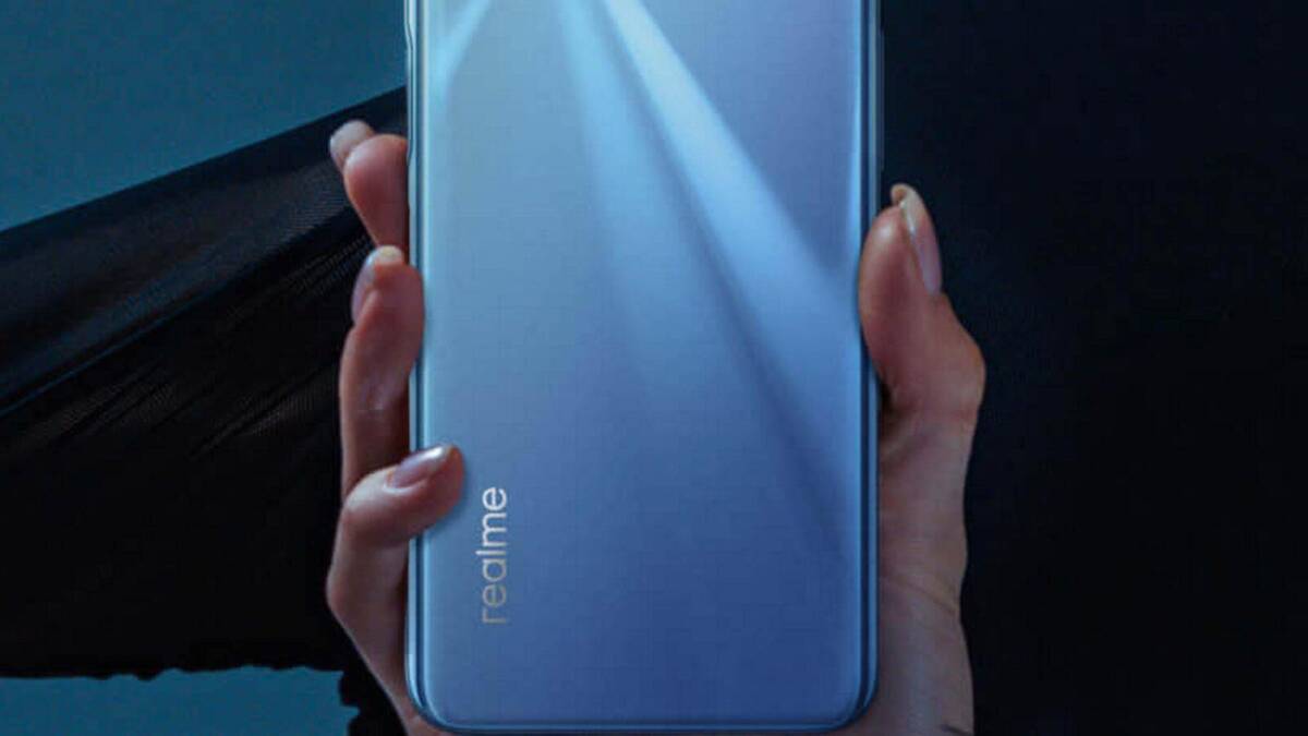 Задняя панель смартфона Realme 9 с голубым градиентом