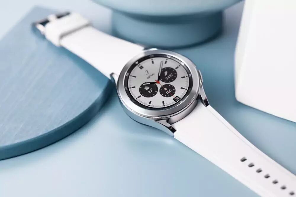 умные часы Samsung Galaxy Watch4 на белом ремешке