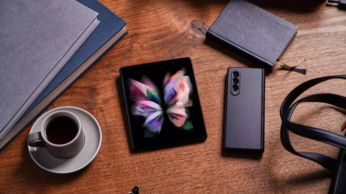 Samsung планирует продать 7,2 миллиона складных смартфона в 2021 году 3 Складной смартфон Samsung Galaxy Fold на рабочем столе