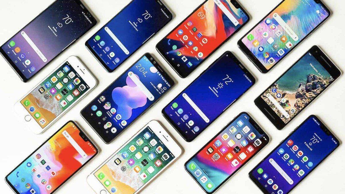 Смартфоны разных моделей и интерфейсы на белом фоне, сравнение домашних экранов
