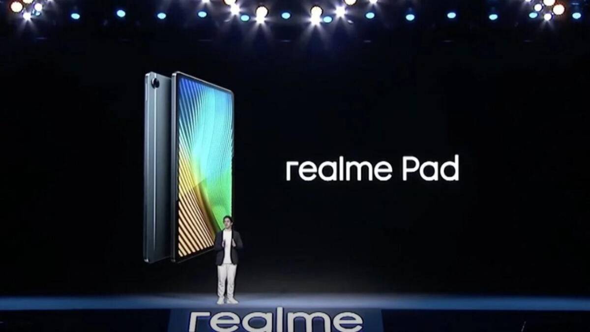 Планшет Realme Pad на презентации компании с человеком на сцене и демонстрацией устройства
