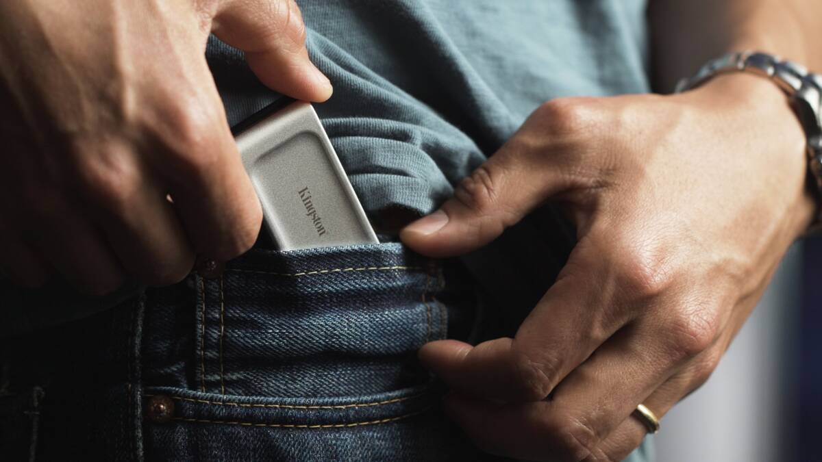 Карманный SSD Kingston XS2000 вставлен в карман джинсов
