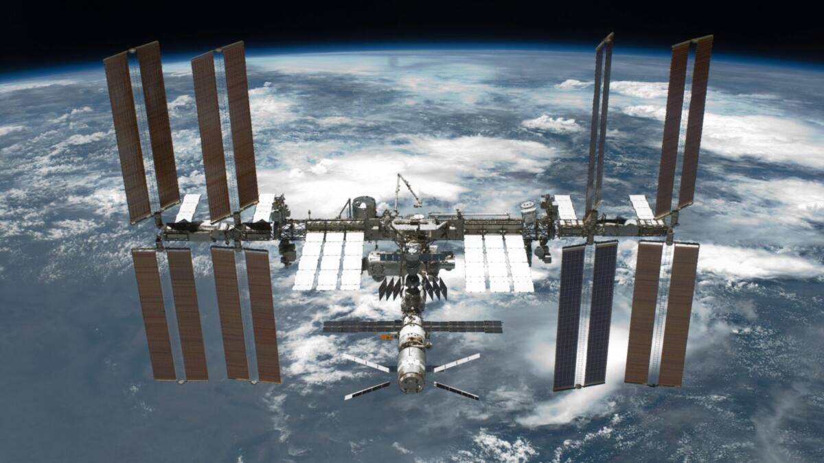 Международная космическая станция МКС с солнечными батареями