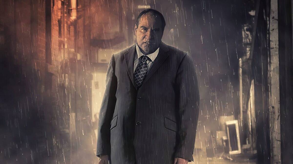 Джоэл Киннаман в деловом костюме на фоне дождливого города в сериале о Бэтмене и Пингвине HBO Max