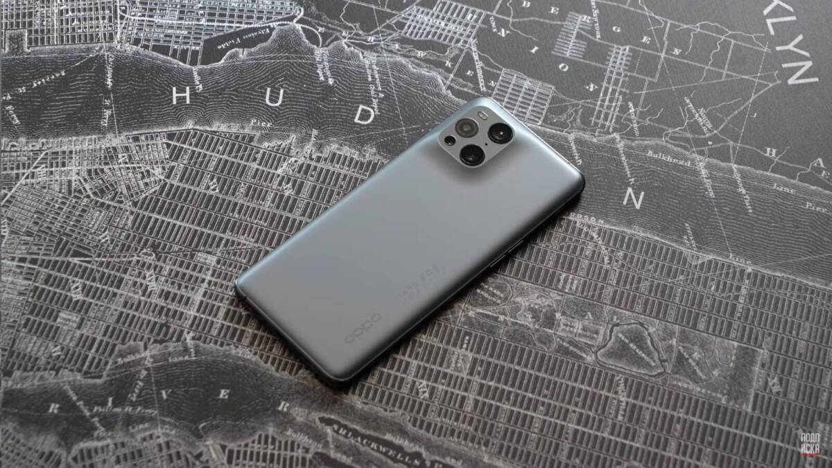 Задняя часть смартфона Oppo Find X3 Pro Photographer Edition на изображении