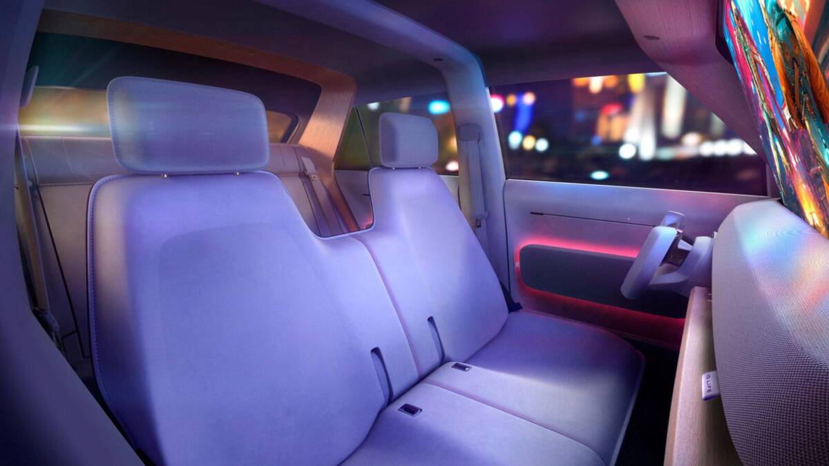 Внутренний интерьер концепт-кары Volkswagen ID.Life с передними сиденьями и рулем