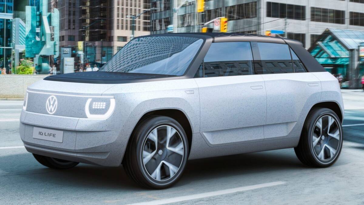 Концепт Volkswagen ID.LIFE на IAA MOBILITY 2021 в Мюнхене на городском фоне