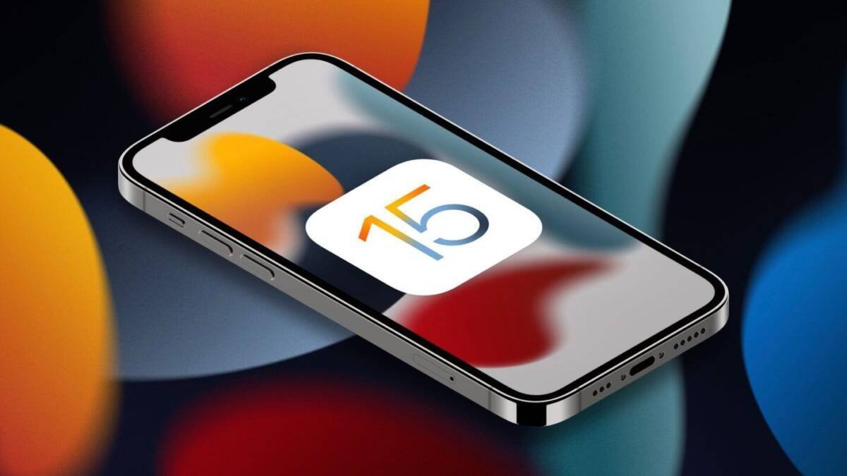 iPhone с эмблемой iOS 15 на экране при установке публичной бета-версии iOS 15