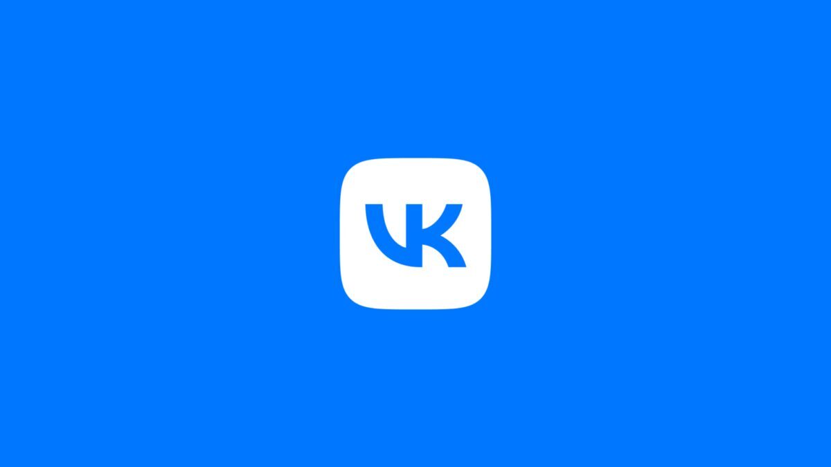 Логотип VK на голубом фоне с белым значком в заглавной графике новости о переименовании Mail.Ru в VK