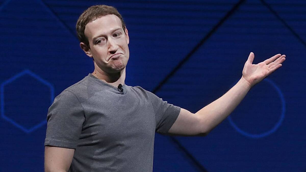 Что случилось с Facebook, Instagram и WhatsApp 4-го октября 2021 года 6 Изображение Марка Цукерберга на сцене с жестом руки