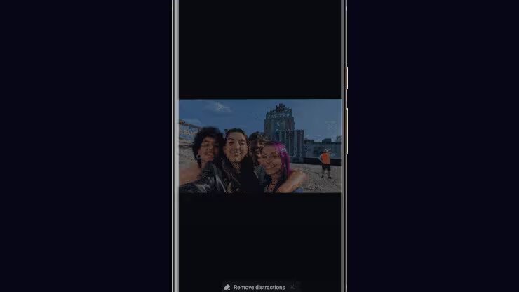 Группа людей делает селфи на улице с Google Pixel 6