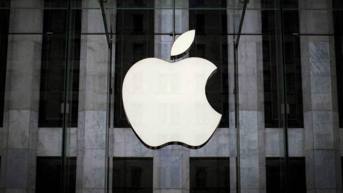 Логотип Apple на стеклянной фасаде здания