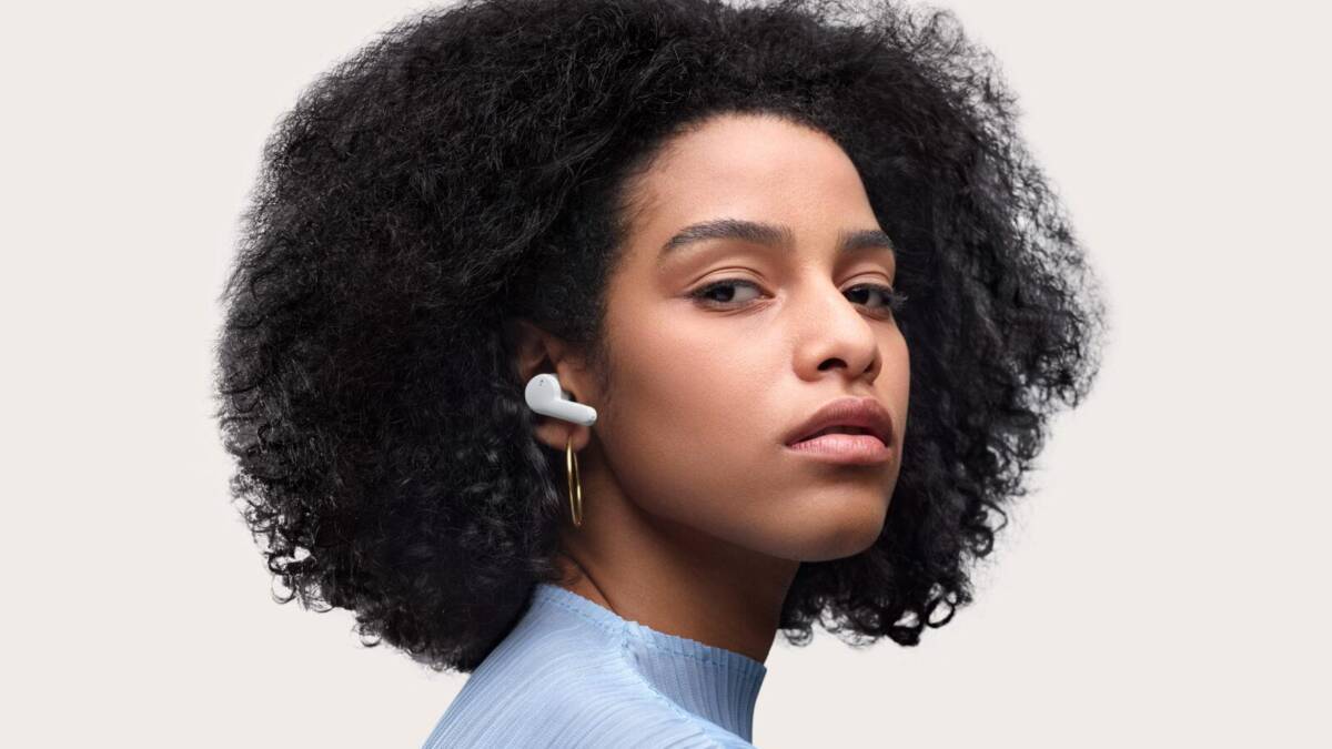 Девушка с наушниками Amazfit на ухе в профиль
