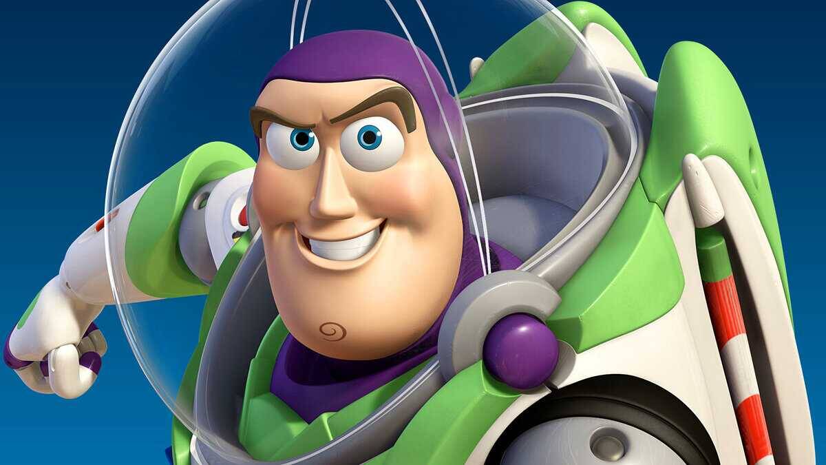 Игрушка Buzz Lightyear из мультфильма Pixar «Lightyear», человек в космическом свете рядом