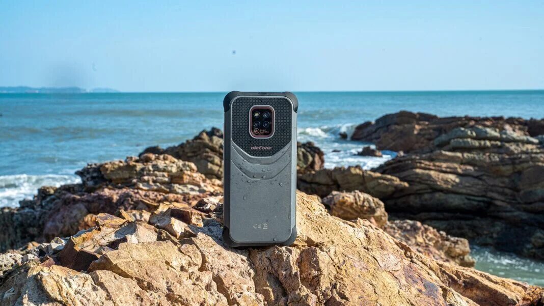 Управляемый смартфон Ulefone Armor 14 на каменистом берегу