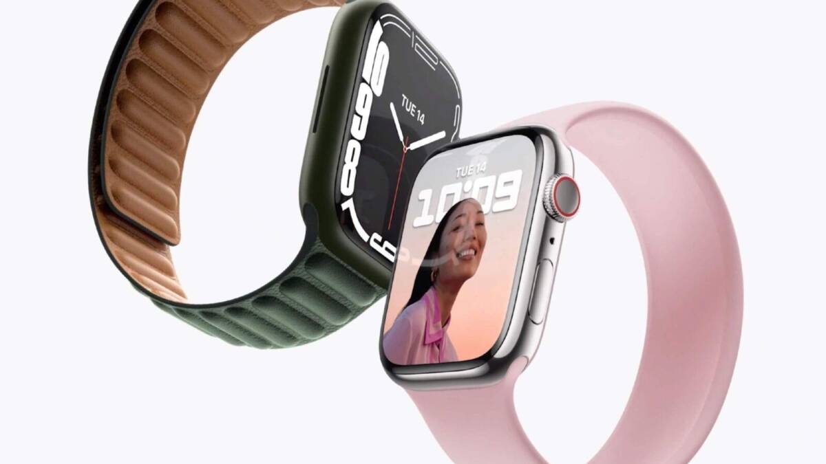 Два умных часа Apple Watch Series 7 с ремешками различных цветов