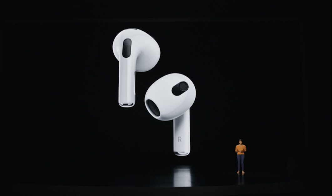 Беспроводные наушники AirPods от Apple крупным планом