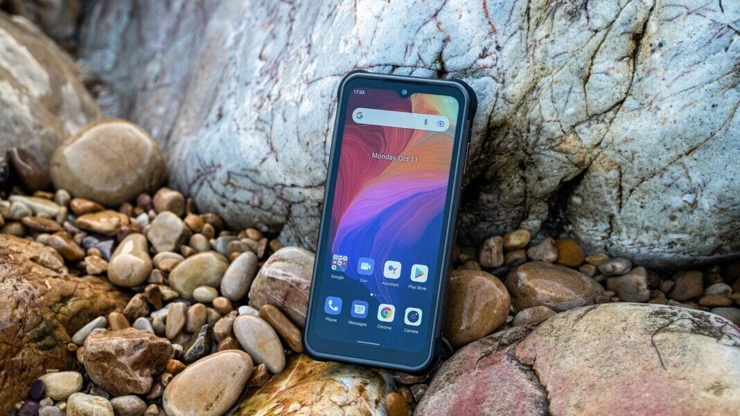 Усиленный смартфон Ulefone Armor 14 на каменистой поверхности