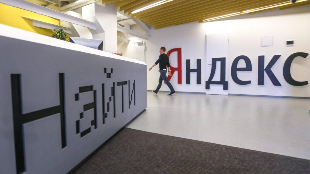 Интерьер офиса Яндекса с крупными логотипами на стенах и современным оформлением