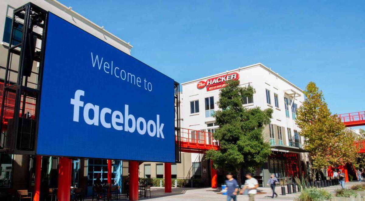 Что случилось с Facebook, Instagram и WhatsApp 4-го октября 2021 года 8 Большой цифровой экран с логотипом Facebook* на улице