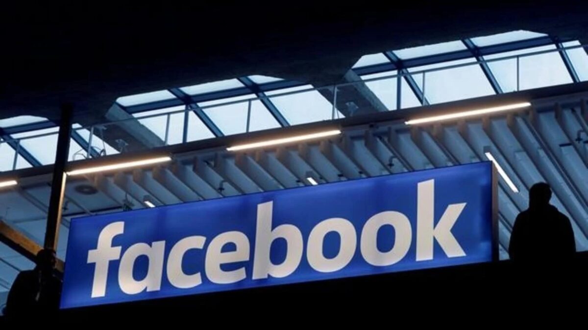 Facebook может сменить название 3 Ярко-синий знак Facebook* в аэропорту с силуэтом человека на фоне стеклянной крыши