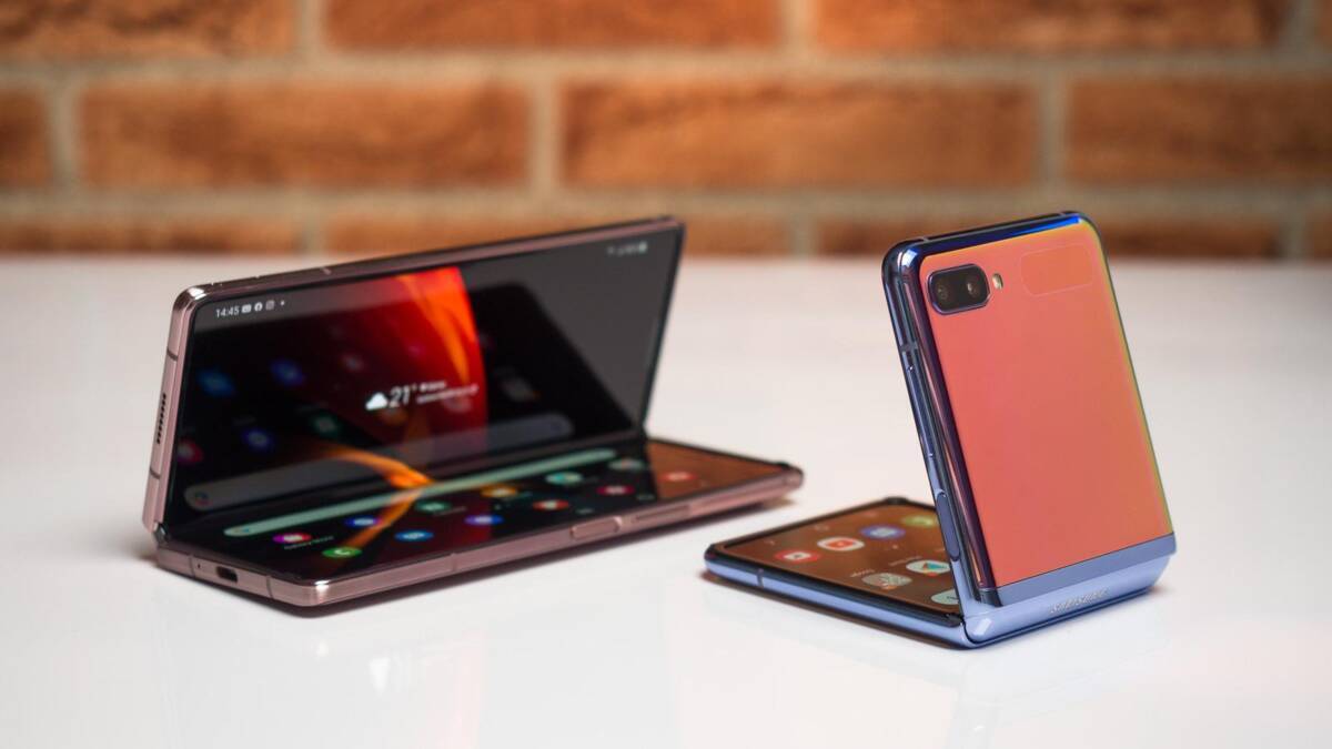 Складные смартфоны Samsung Galaxy Z Fold 3 и Galaxy Z Flip 3 на белом столе