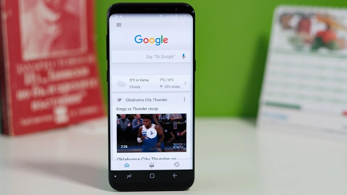 Смартфон Samsung Galaxy с открытым приложением Google поисковика