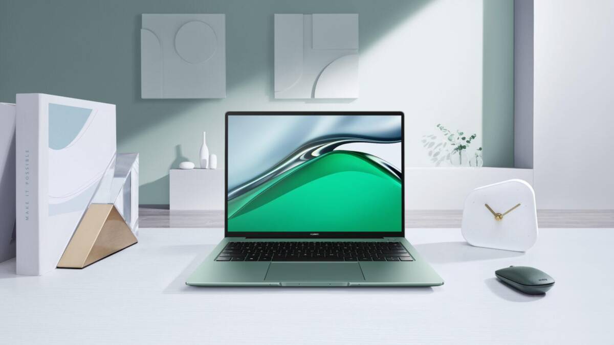 Ноутбук Huawei MateBook 14s с открытым экраном на белом столе