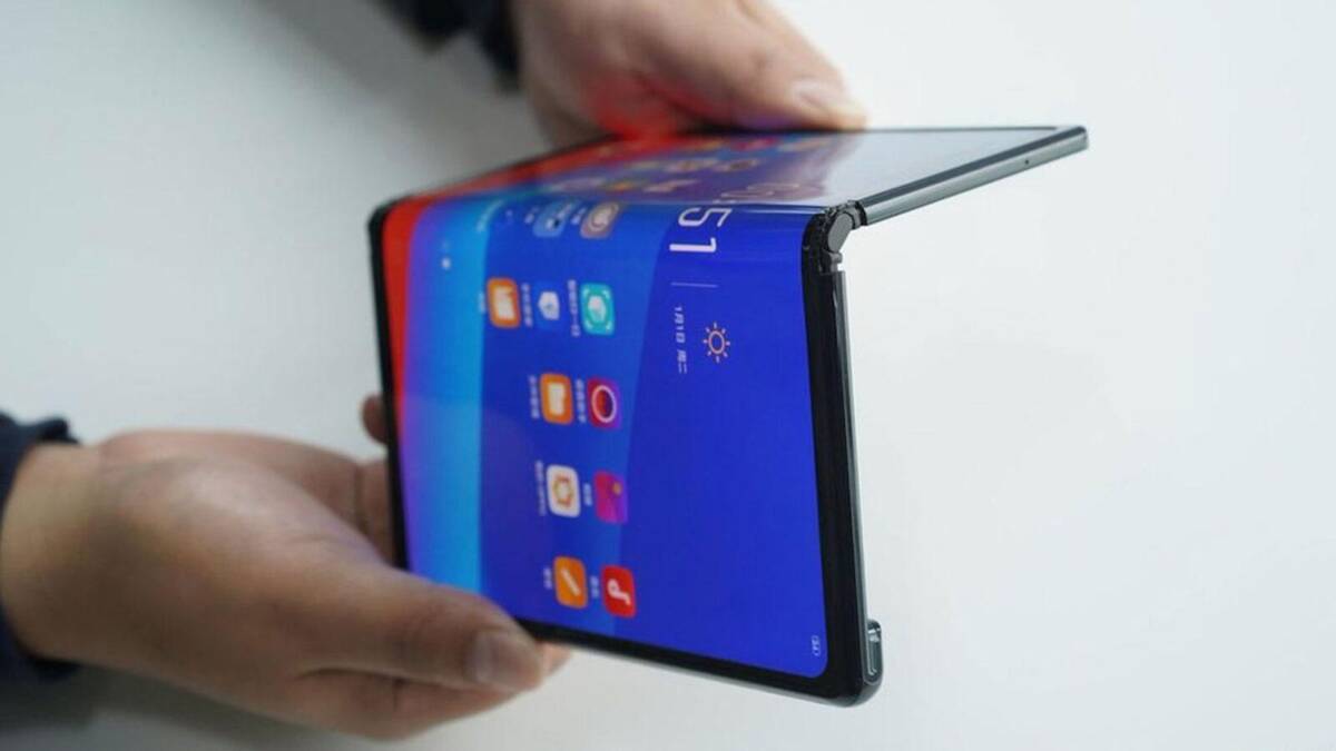 Складной смартфон OPPO на изображении: модель с гибким экраном в форм-факторе раскладушки