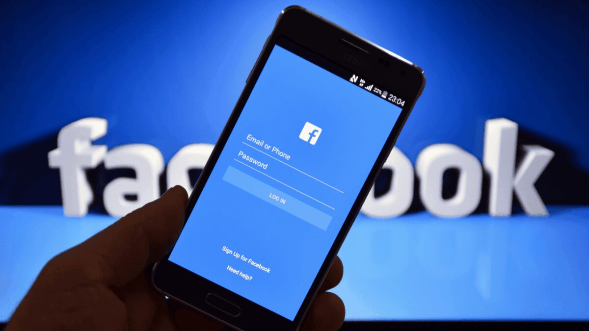 Экран смартфона Samsung с интерфейсом Facebook для подкастов