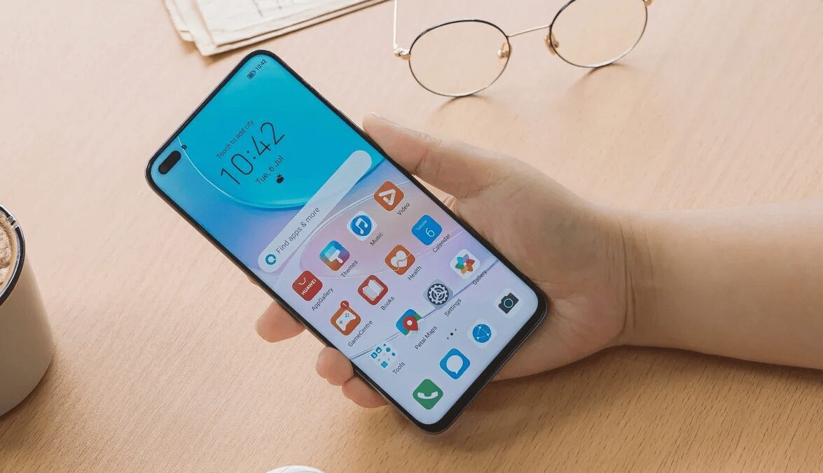 Смартфон Huawei HUAWEI nova 8i в руке экран интерфейс