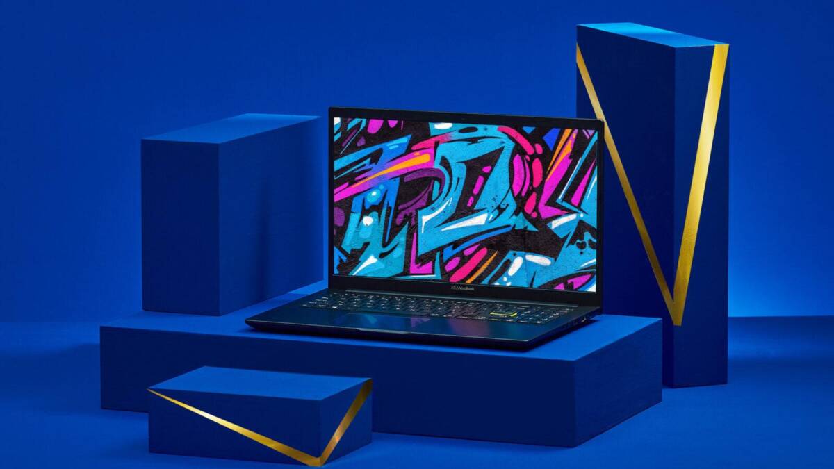 Ноутбук ASUS VivoBook 15 OLED на синем фоне с декоративными подставками