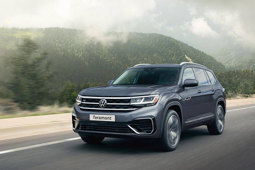 Volkswagen Teramont передан первому клиенту в России: внедорожник на дороге в горах