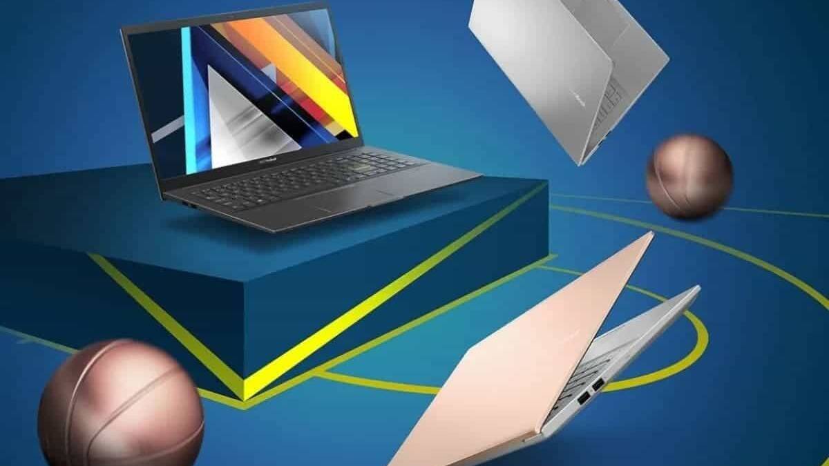 Открытые ноутбуки ASUS VivoBook K15 на подставке и в воздухе