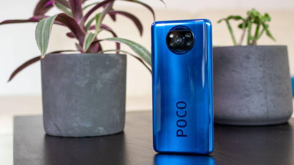 Синий смартфон Xiaomi Poco M4 с круглой камерой