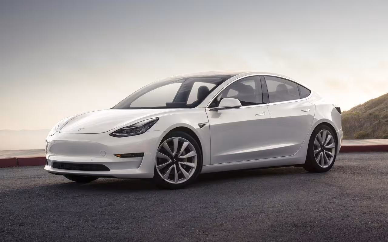 Tesla начали продавать в России 3 cattouchretcr