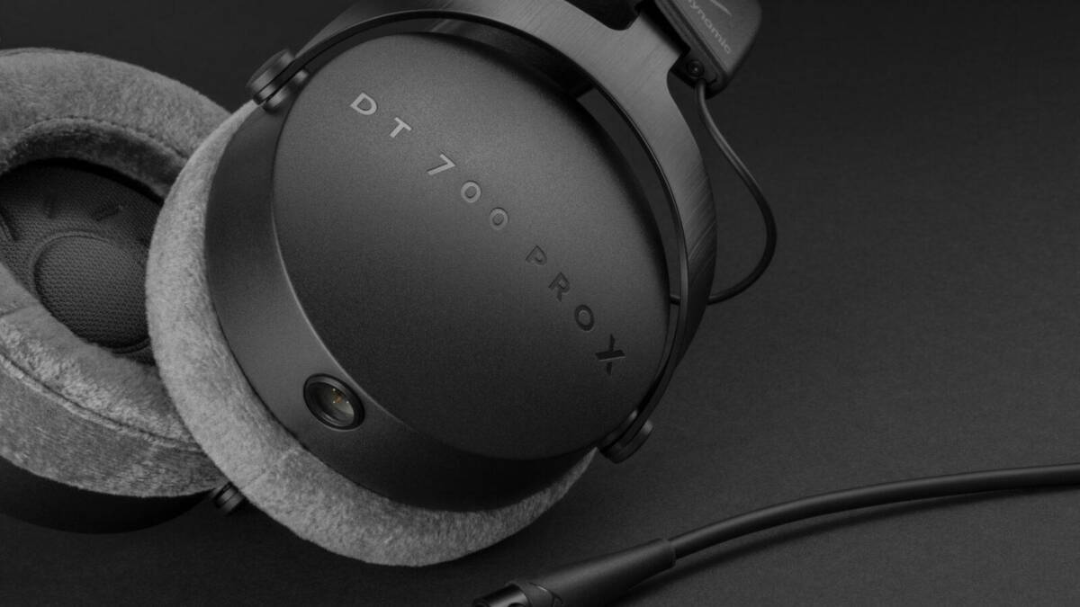 Наушники beyerdynamic PRO X с микрофоном на черном фоне