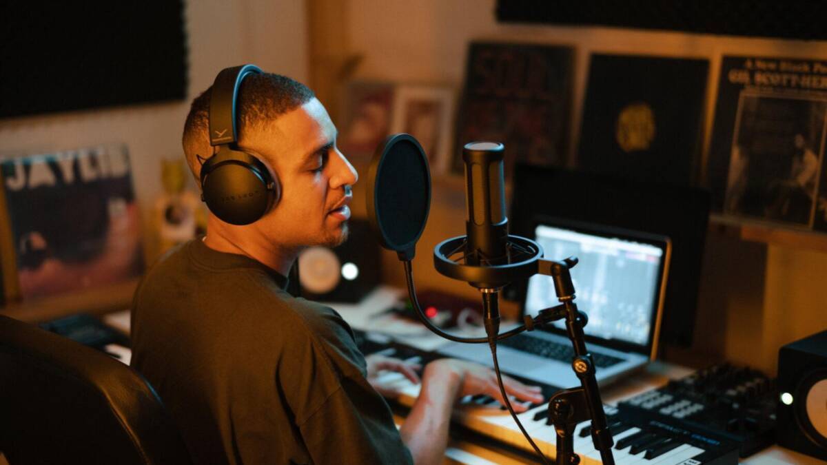 Диаграмма в студийной обстановке с наушниками Beyerdynamic PRO X