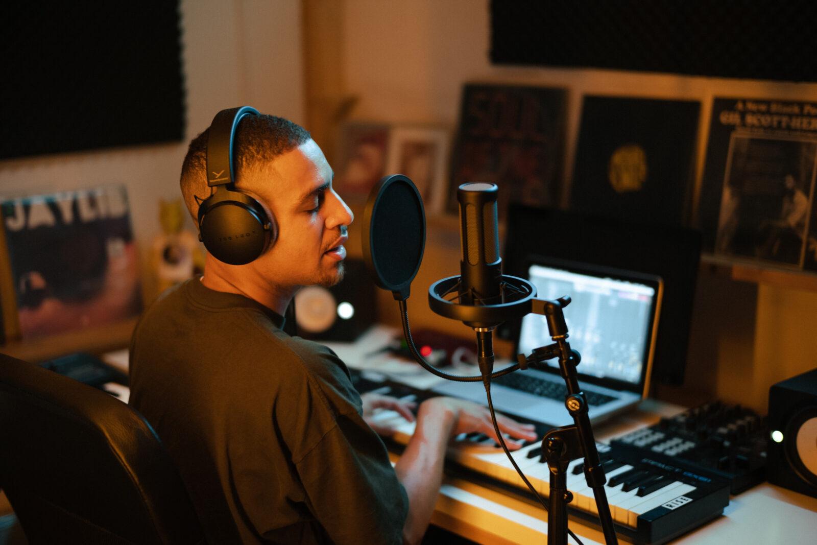 Beyerdynamic представила новые наушники и микрофоны PRO X для креаторов 8 csm PIC M90 DT700PRO X 21 08 Alex Studio v13 aa66665a1e